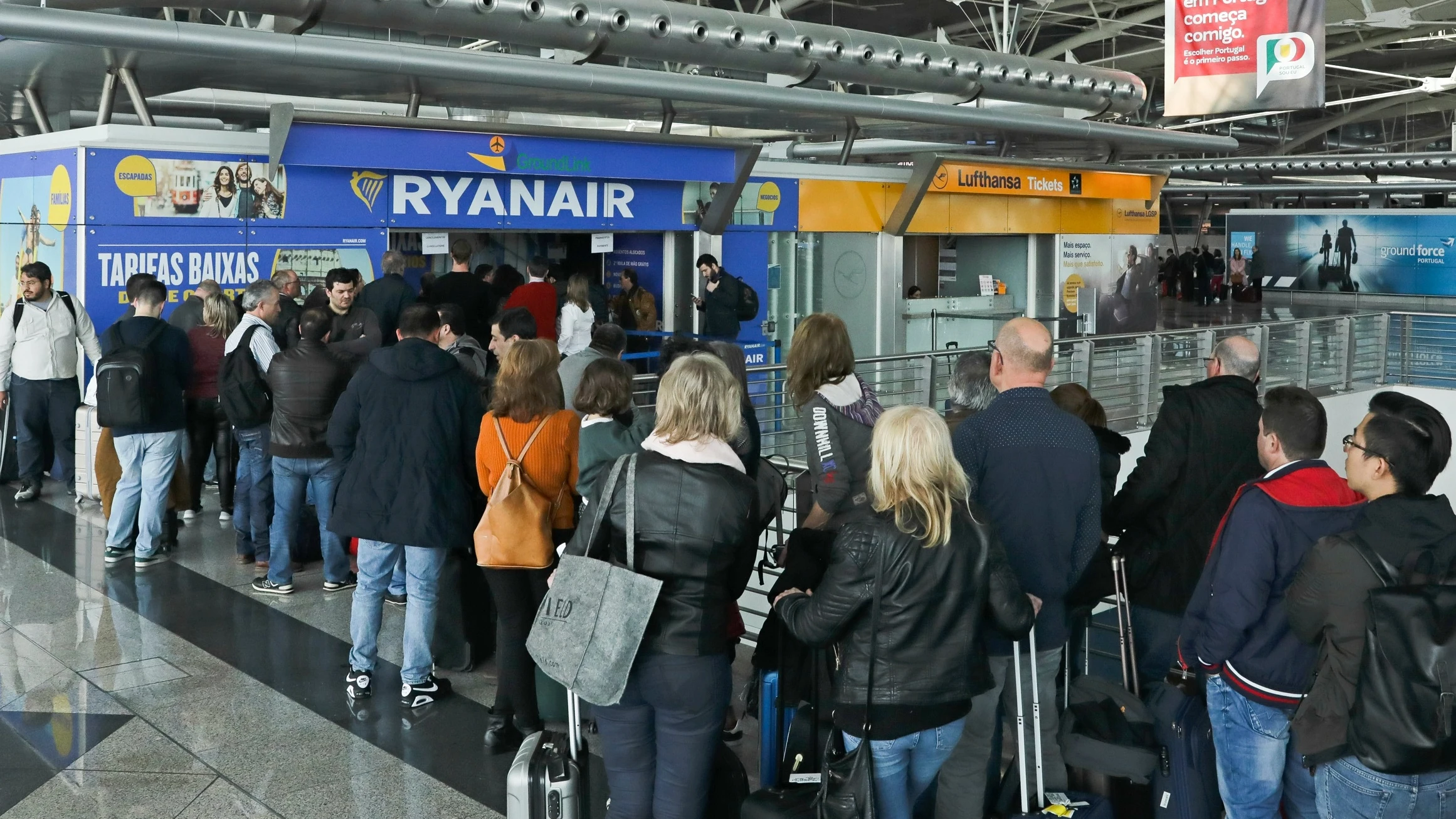 Imagen de archivo de pasajeros haciendo cola en una ventanilla de la compañía aérea Ryanair 