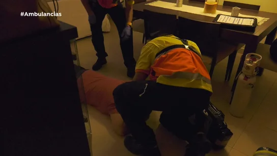 Ambulancias se encuentra a un señor en el suelo Ambulancias se encuentra a un señor en el suelo