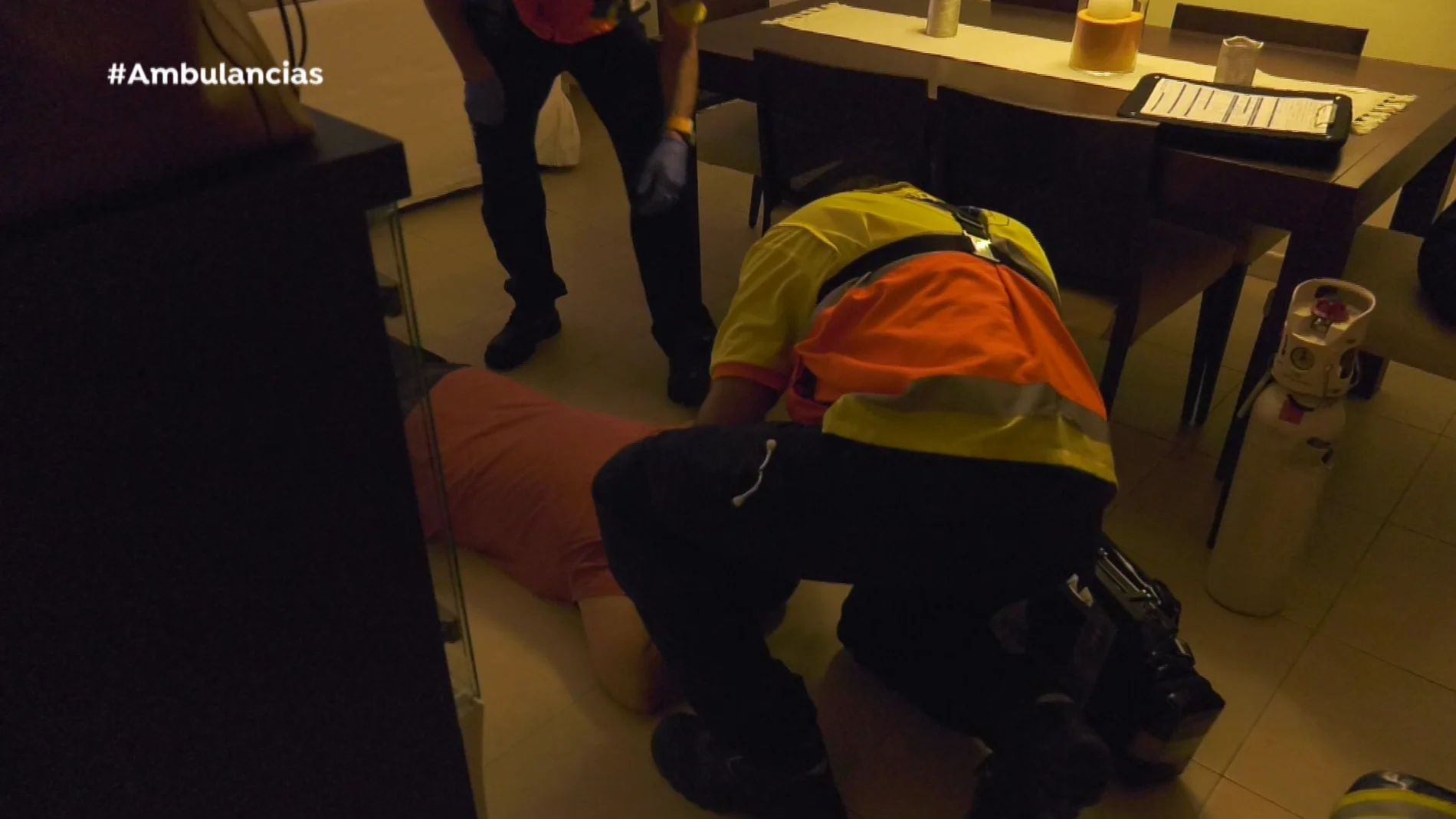 Ambulancias se encuentra a un señor en el suelo