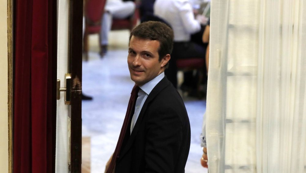 Pablo Casado en los pasillos del Congreso