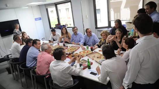 Sáenz de Santamaría comiendo pizza junto a su equipo en Génova Sáenz de Santamaría comiendo pizza junto a su equipo en Génova