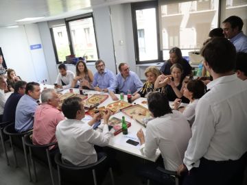 Sáenz de Santamaría comiendo pizza junto a su equipo en Génova Sáenz de Santamaría comiendo pizza junto a su equipo en Génova