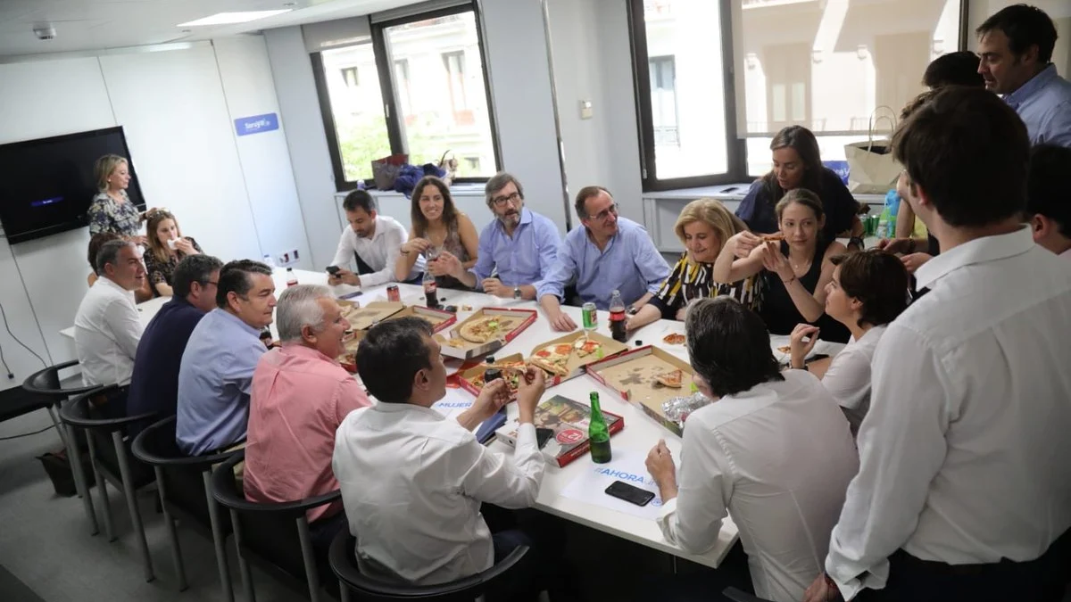 Sáenz de Santamaría comiendo pizza junto a su equipo en Génova