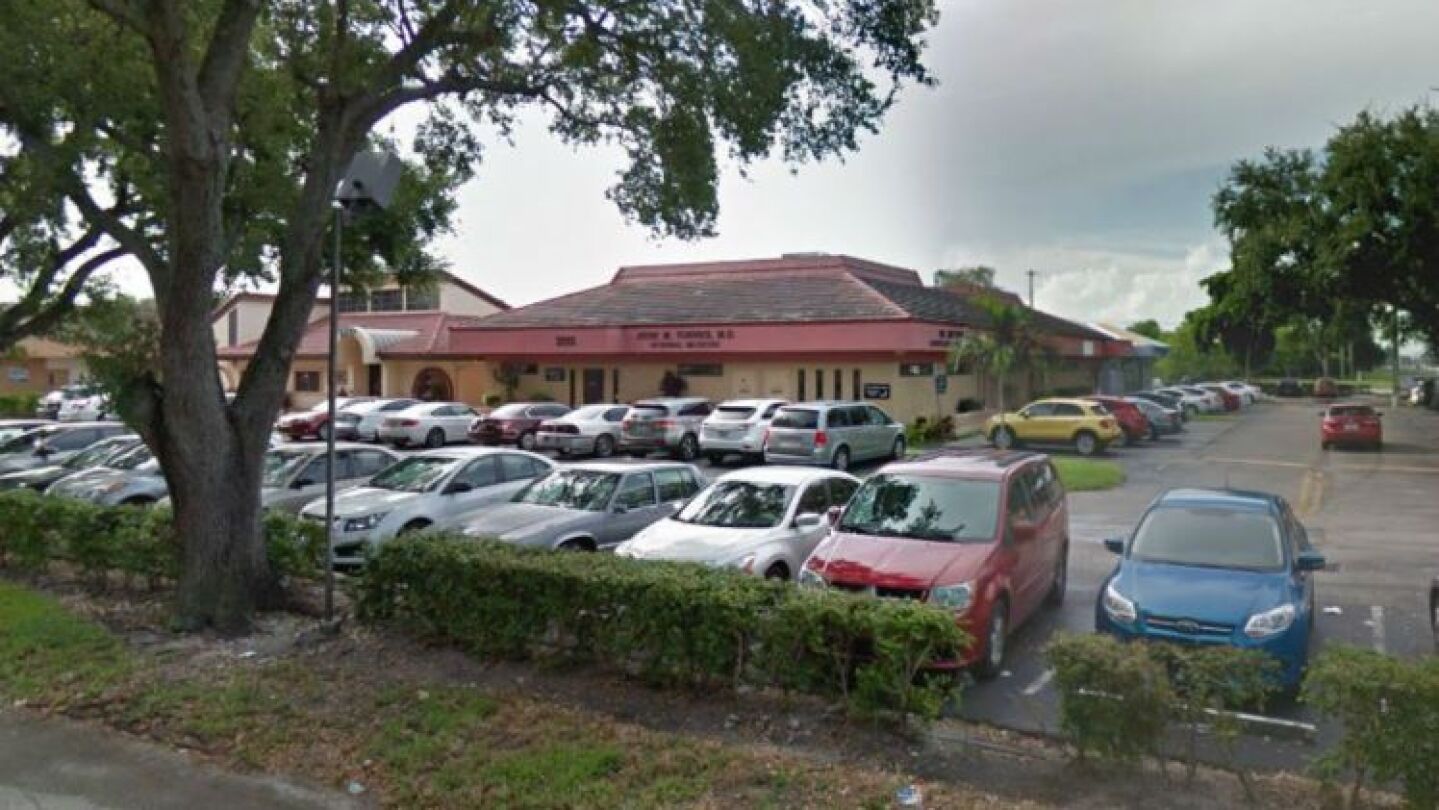Aparcamiento en el que una madre dej&oacute; su coche con su beb&eacute; en el interior