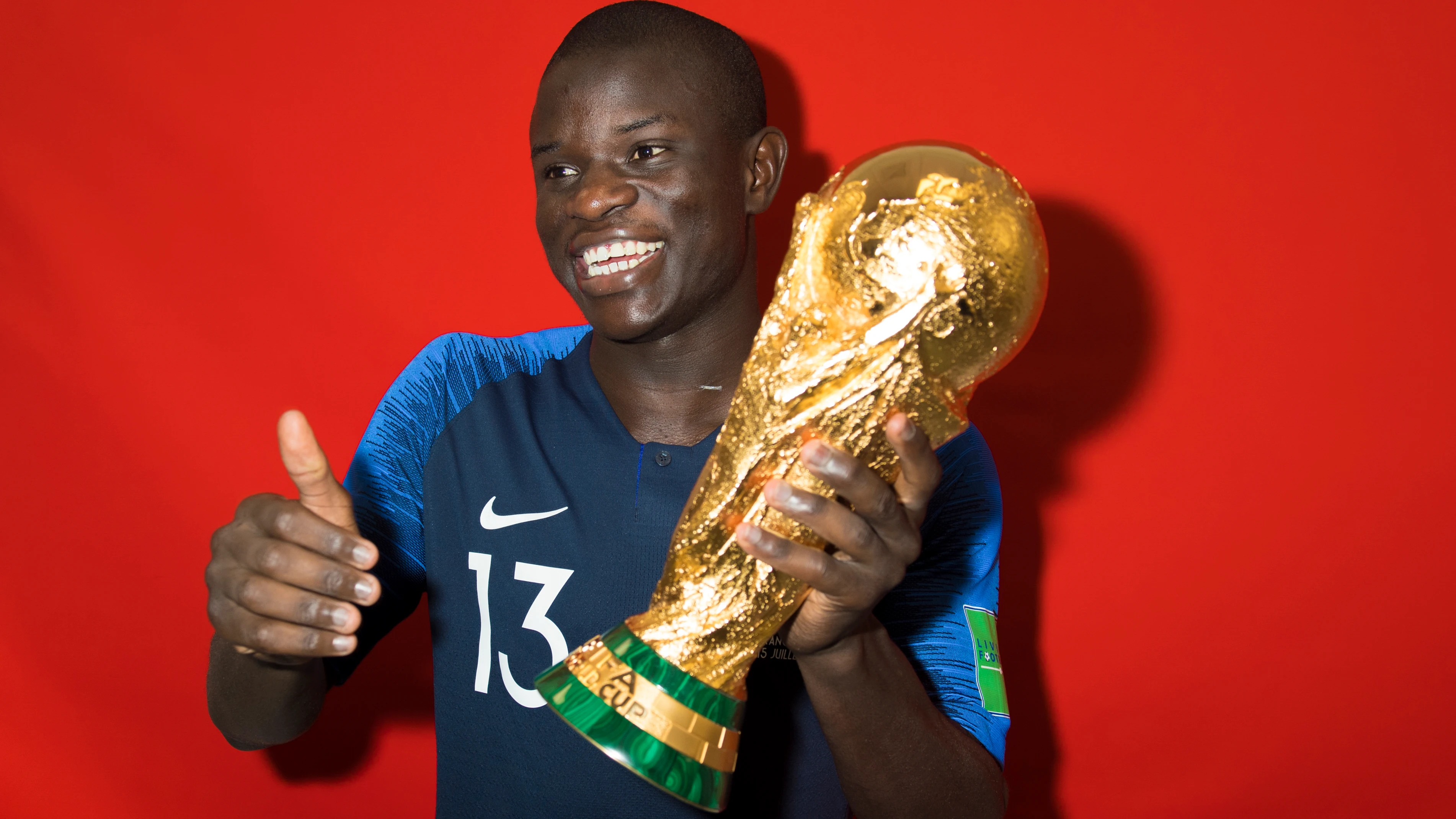 N'Golo Kanté con la copa del mundo