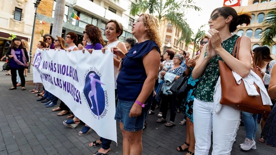 Concentración en Tenerife para denunciar el crimen machista de la Orotava Concentración en Tenerife para denunciar la muerte de una madre y sus hijas