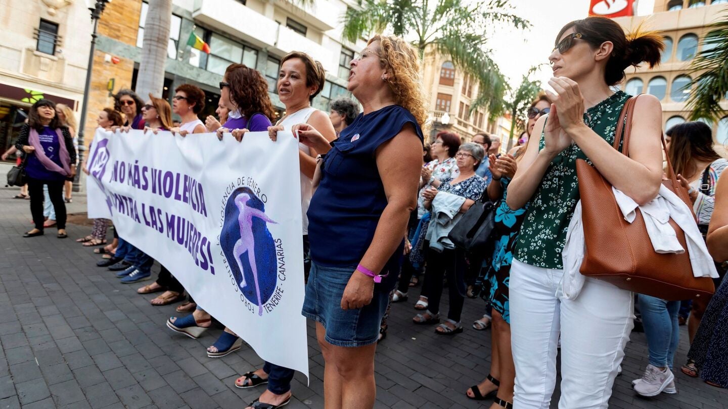 Concentraci&oacute;n en Tenerife para denunciar la muerte de una madre y sus hijas