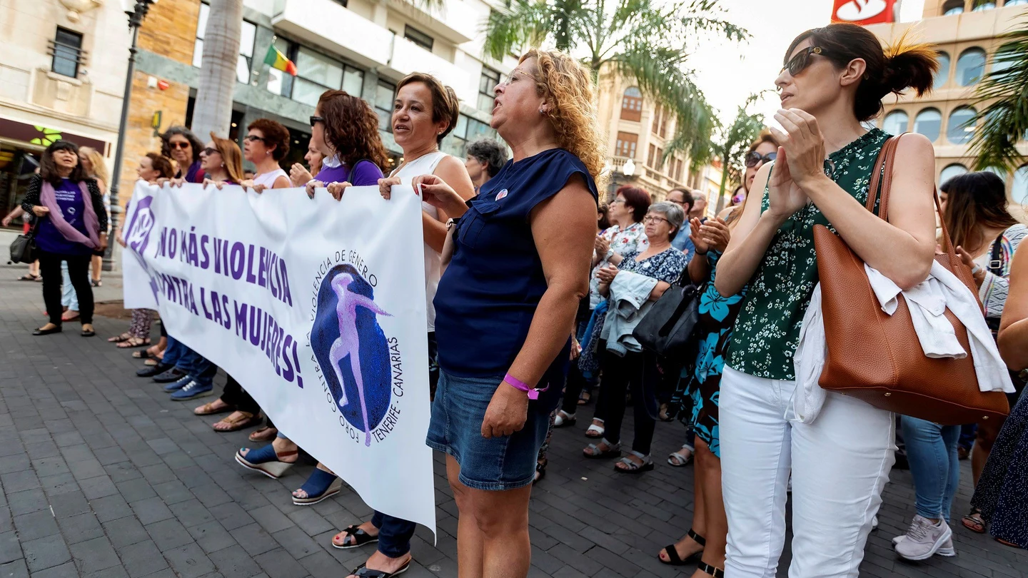 Concentración en Tenerife para denunciar el crimen machista de la Orotava Concentración en Tenerife para denunciar la muerte de una madre y sus hijas