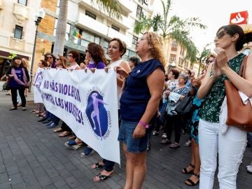 Concentración en Tenerife para denunciar el crimen machista de la Orotava Concentración en Tenerife para denunciar el crimen machista de la Orotava