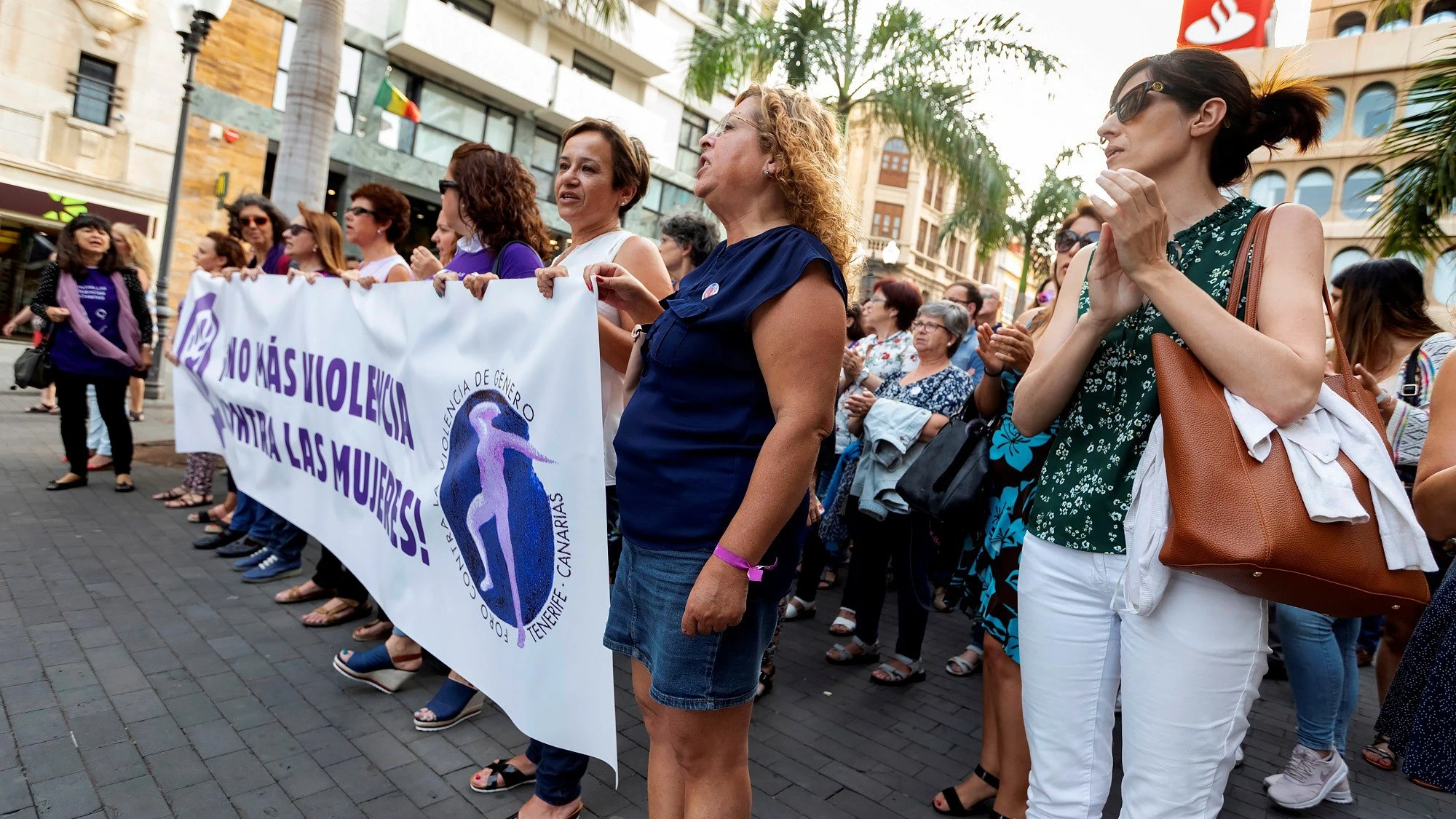 Concentración en Tenerife para denunciar la muerte de una madre y sus hijas