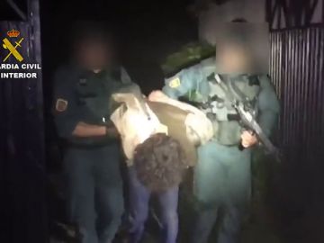 La Guardia Civil detiene al hombre armado que huyó tras atrincherarse en Turieno La Guardia Civil detiene al hombre armado que huyó tras atrincherarse en Turieno
