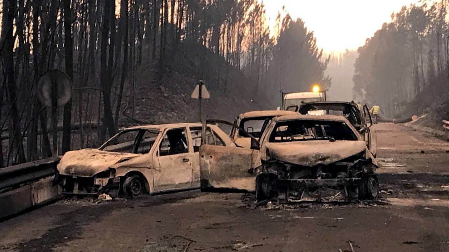 Coches quemados en una carretera local cerca de Pedr&oacute;g&atilde;o Grande