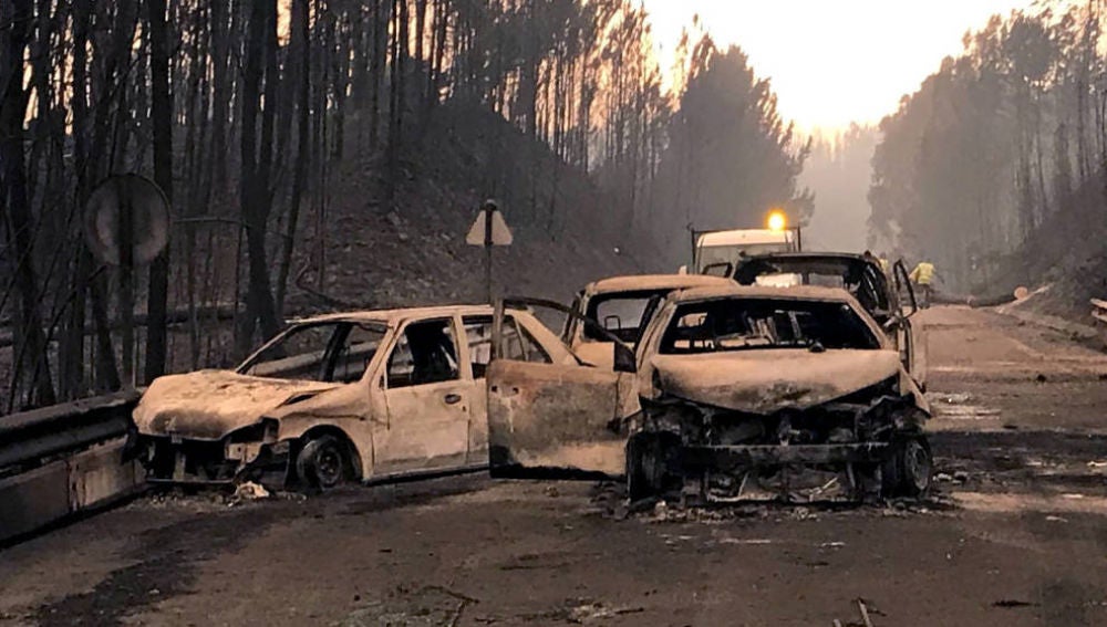 Coches quemados en una carretera local cerca de Pedrógão Grande