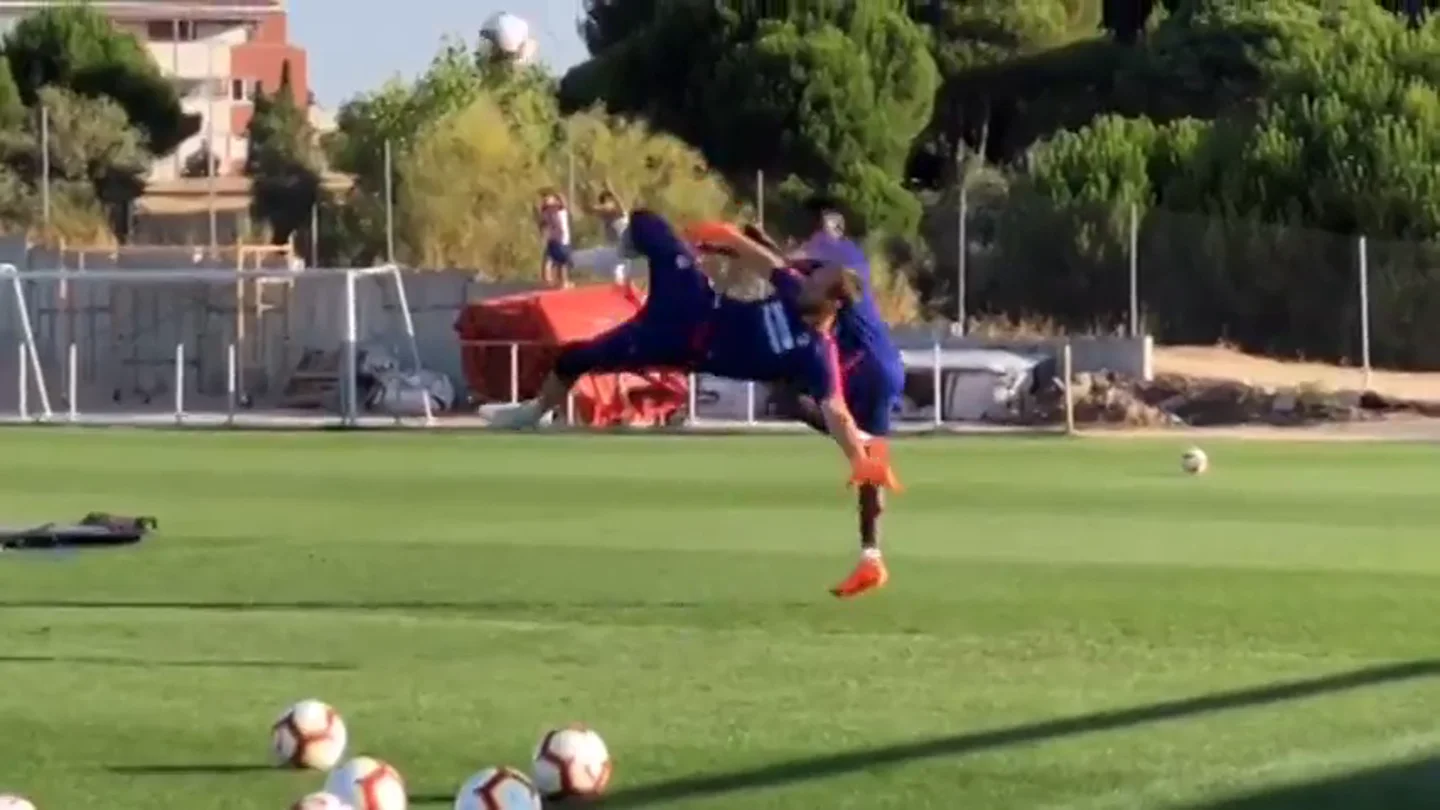 Oblak sorprende a todos con una espectacular chilena en el entrenamiento del Atlético de Madrid Oblak sorprende a todos con una espectacular chilena en el entrenamiento del Atlético de Madrid