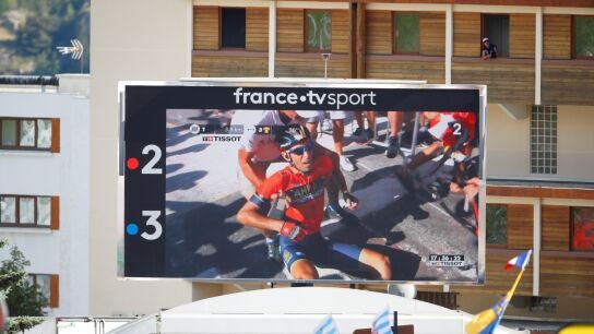 El momento de la ca&iacute;da de Nibali, visto desde una pantalla