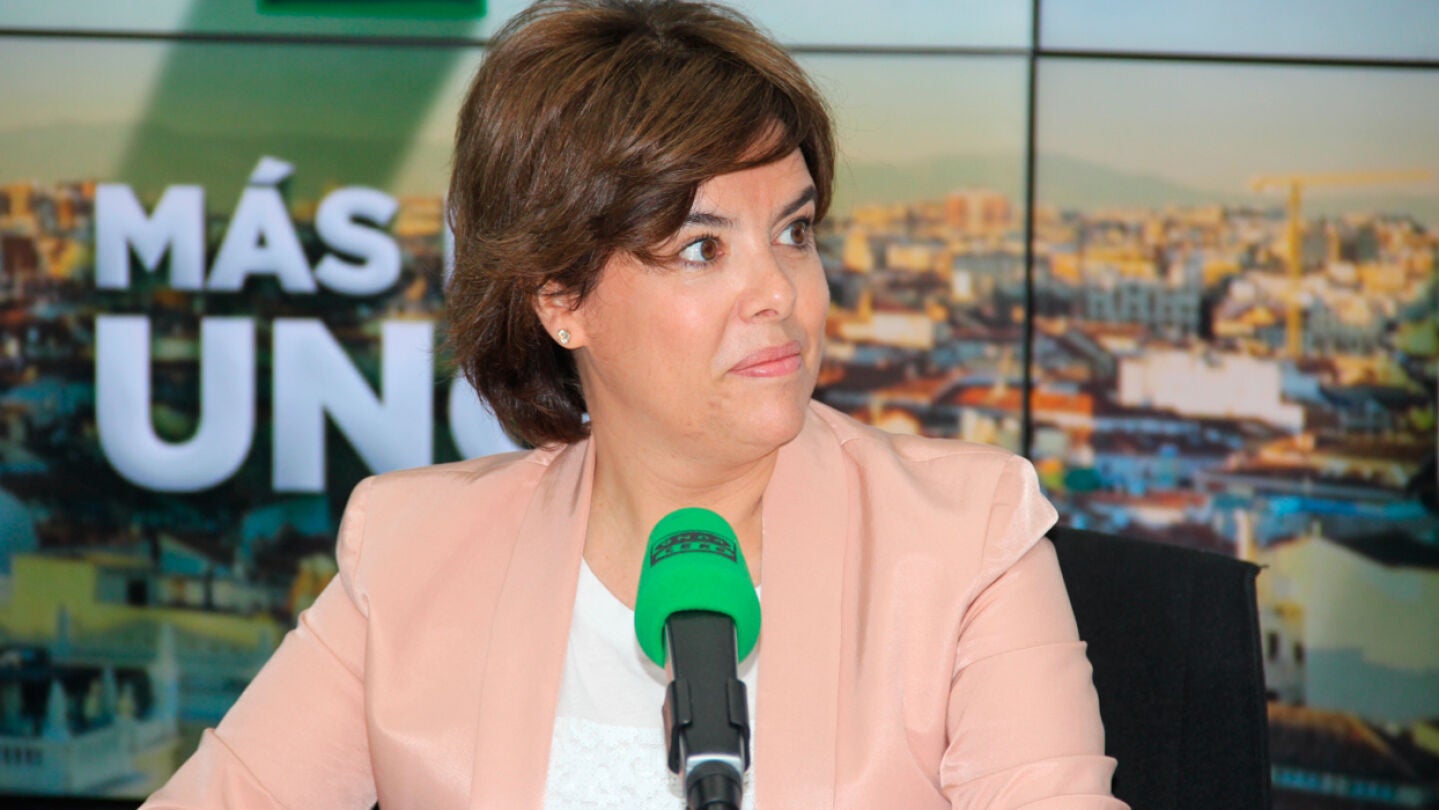 Soraya S&aacute;enz de Santamar&iacute;a durante una entrevista en los estudios de Onda Cero