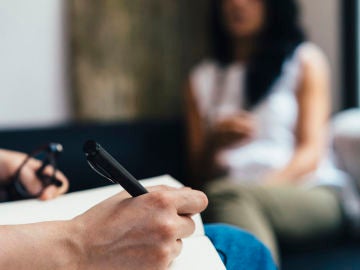 Una mujer acude a terapia Una mujer acude a terapia