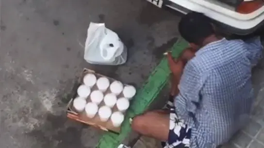 Un vendedor ambulante prepara mojitos en la calzada Un vendedor ambulante prepara mojitos en la calzada