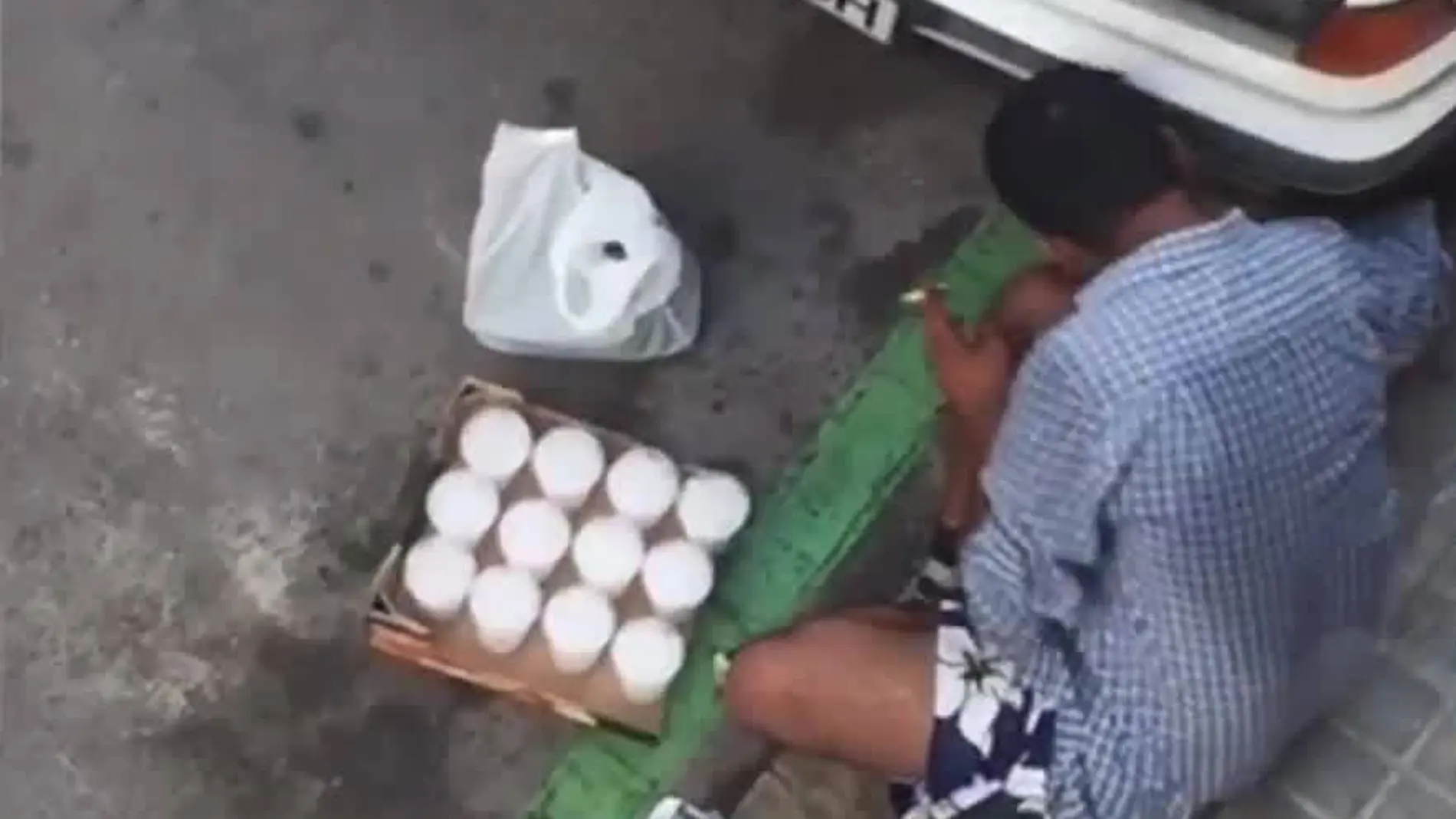Un vendedor ambulante prepara mojitos en la calzada