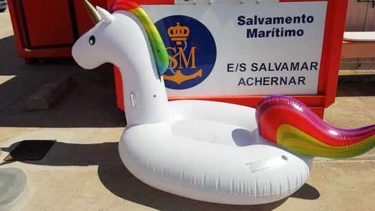 Flotador con el que la niña quedó a la deriva Flotador con el que la niña quedó a la deriva