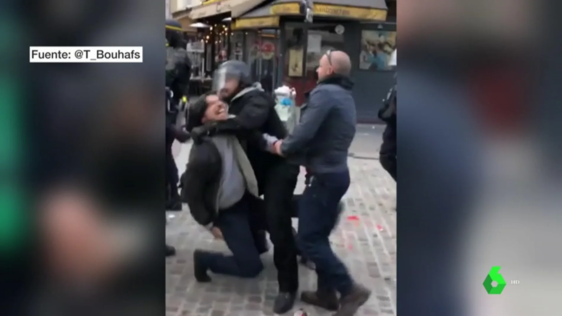 Macron, cuestionado después de que uno de sus asistentes agrediera a un manifestante