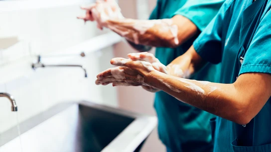 Médico lavándose las manos Médico lavándose las manos