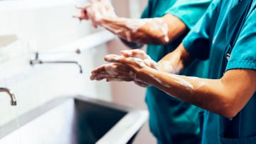 Médico lavándose las manos