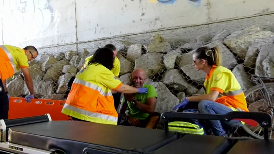 Ambulancias acude a curar a un ciclista Ambulancias acude a curar a un ciclista