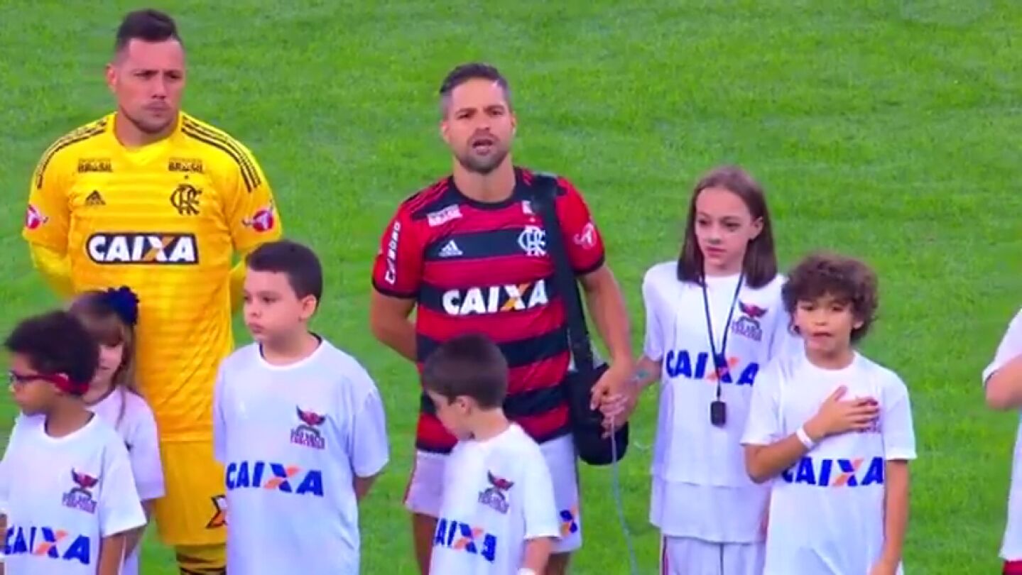Diego Rivas lleva el respirador artificial de la ni&ntilde;a que le acompa&ntilde;a al saltar al campo 