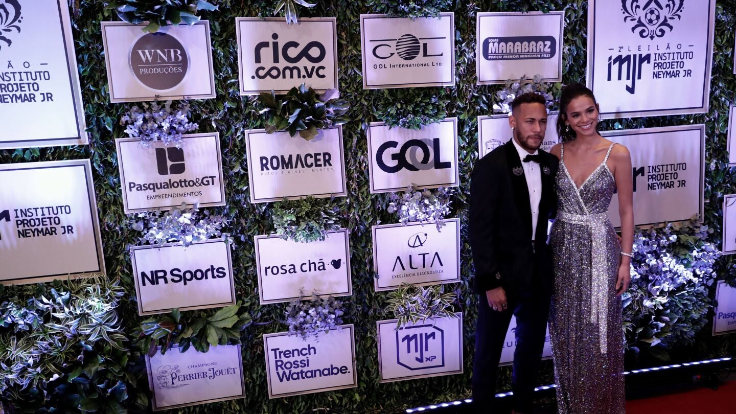 Neymar con su pareja en un acto ben&eacute;fico