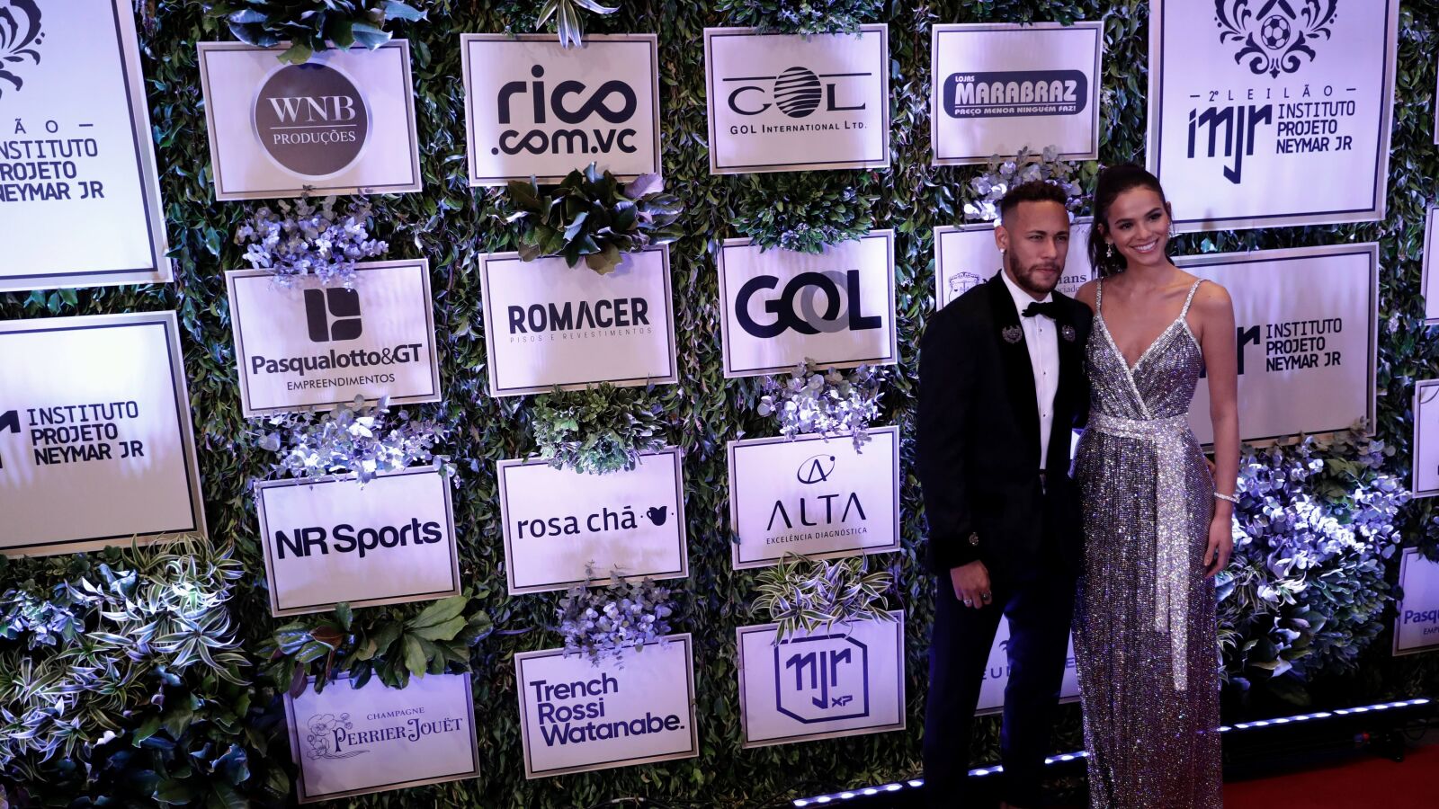 Neymar con su pareja en un acto ben&eacute;fico
