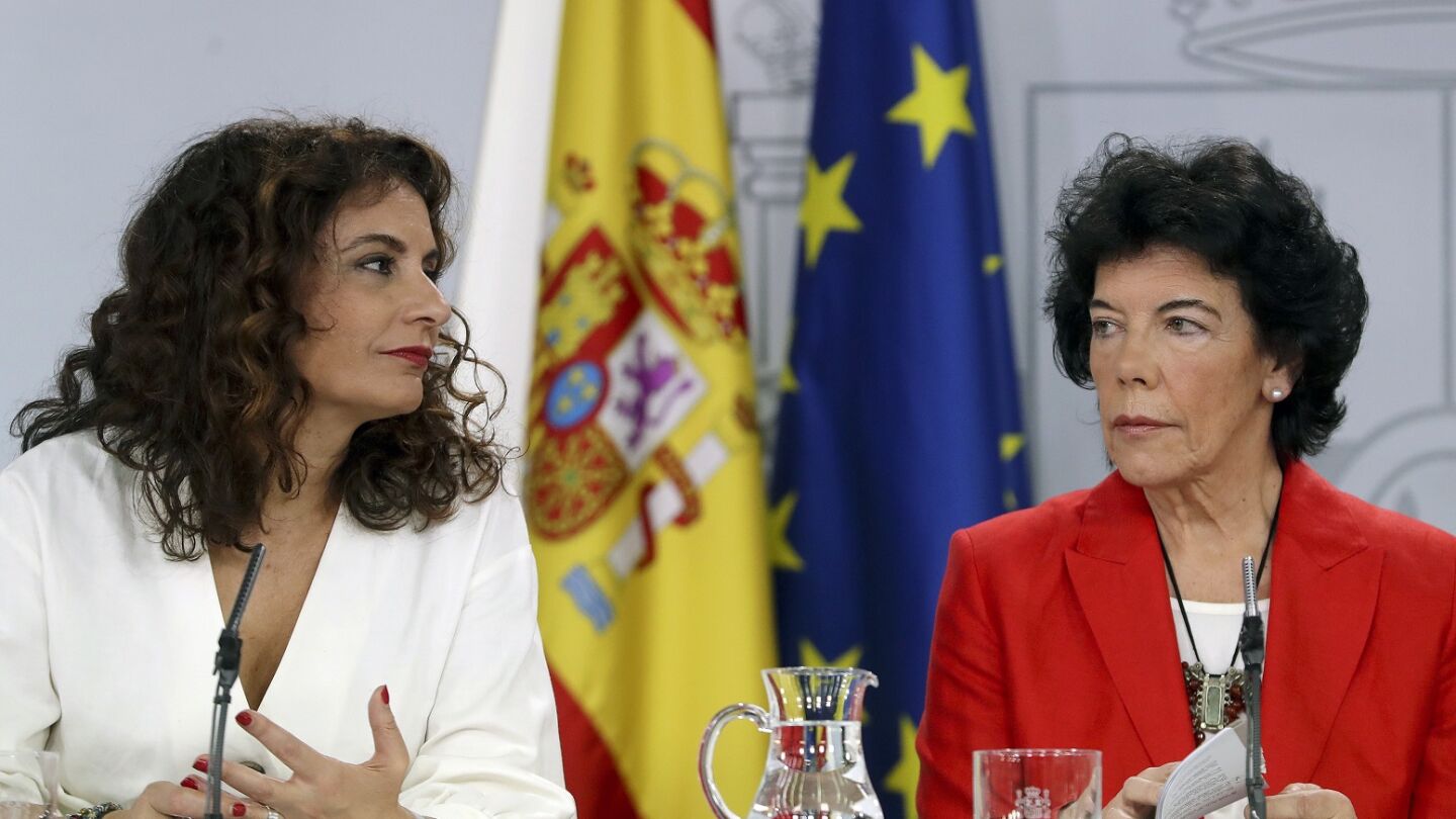 Montero y Cela&aacute; en la rueda de prensa tras el Consejo de Ministros