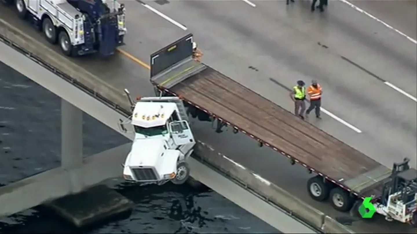 Un camión suspendido en un puente en Florida Un camión suspendido en un puente en Florida