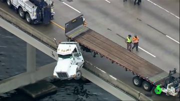 Un camión suspendido en un puente en Florida