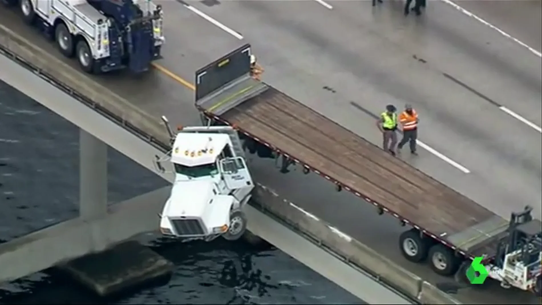 Un camión suspendido en un puente en Florida