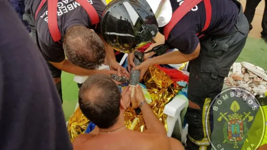 El brazo atrapado del niño en un tubo de succión El brazo atrapado del niño en un tubo de succión