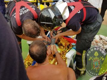 El brazo atrapado del niño en un tubo de succión El brazo atrapado del niño en un tubo de succión