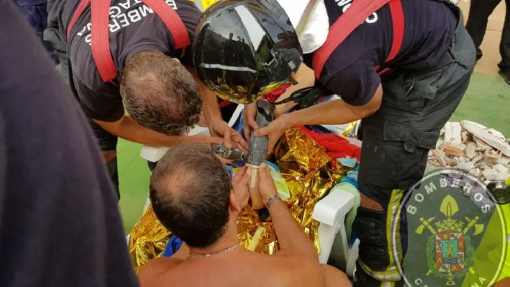 El brazo atrapado del niño en un tubo de succión