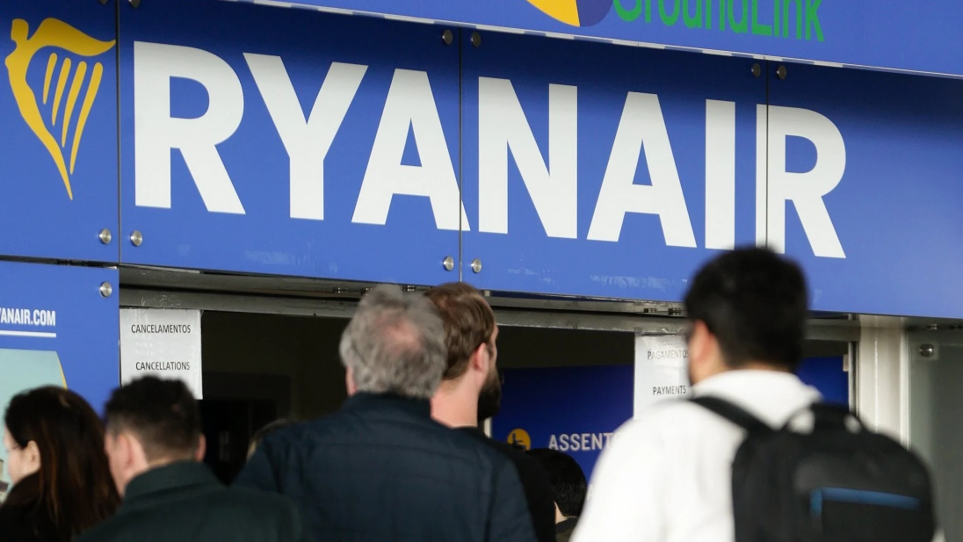 Personas haciendo cola en un mostrador de Ryanair (Archivo)