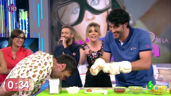 Este es el inesperado gesto de David Amor con la lengua durante el juego de la semAnna Este es el inesperado gesto de David Amor con la lengua durante el juego de la semAnna