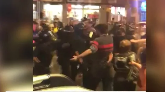 Los Mossos cargan contra los vecinos de Castelldefels Los Mossos cargan contra los vecinos de Castelldefels