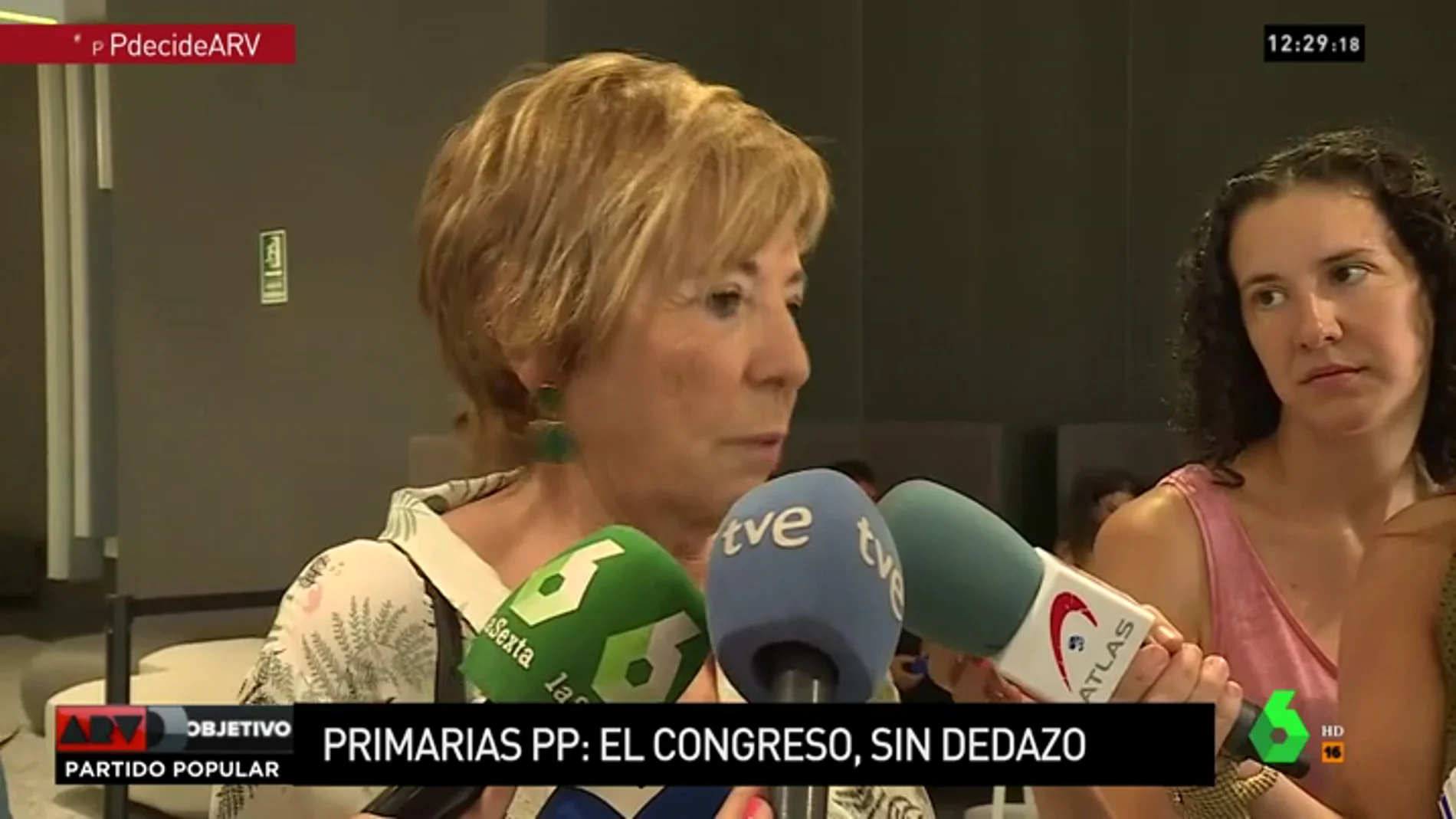 Celia Villalobos ante los medios de comunicación