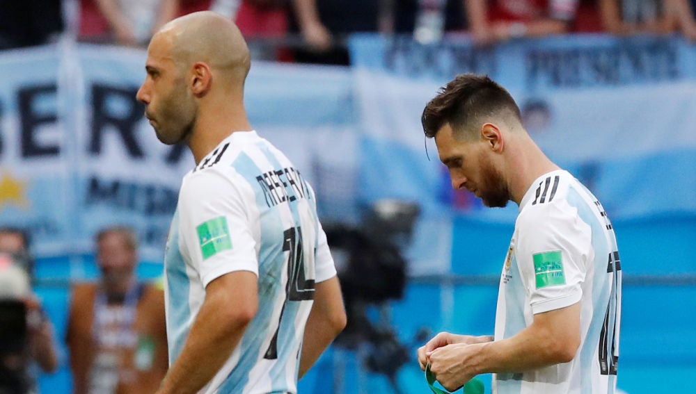 Mascherano y Messi, cabizbajos