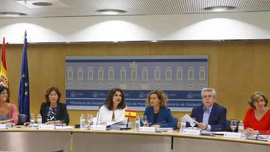 La ministra de Hacienda, María Jesús Montero (c), junto a la ministra de Política Territorial, Meritxell Batet, durante el Consejo de Política Fiscal y Financiera La ministra de Hacienda, María Jesús Montero (c), junto a la ministra de Política Territorial, Meritxell Batet