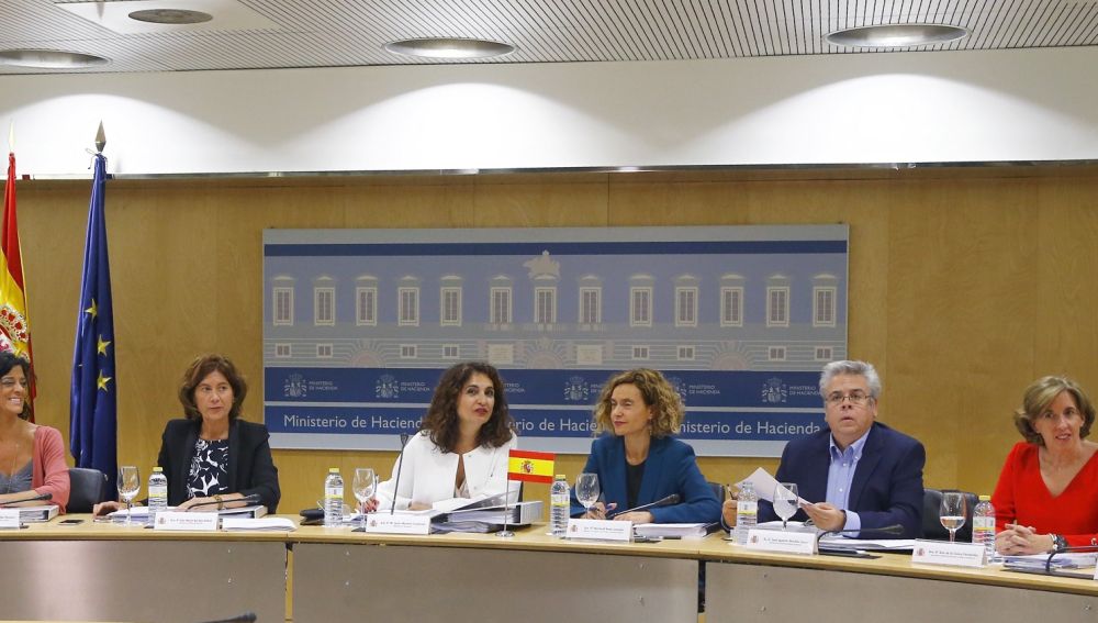 La ministra de Hacienda, María Jesús Montero (c), junto a la ministra de Política Territorial, Meritxell Batet, durante el Consejo de Política Fiscal y Financiera