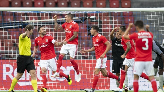 El Benfica celebra un gol contra el Sevilla El Benfica celebra un gol contra el Sevilla
