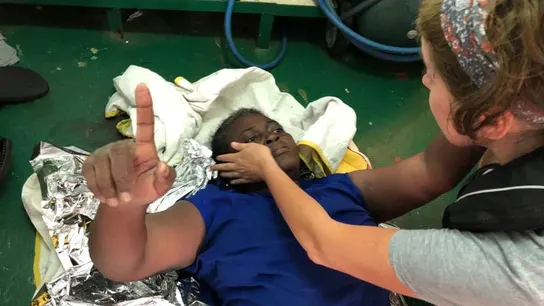 Fotografía facilitada por la ONG española Proactiva Open Arms de la superviviente rescatada en una embarcación naufragada en la que también se encontró el cadáver de una mujer y de un niño de corta edad Fotografía facilitada por la ONG española Proactiva Open Arms de la superviviente rescatada en una embarcación naufragada en la que también se encontró el cadáver de una mujer y de un niño de corta edad