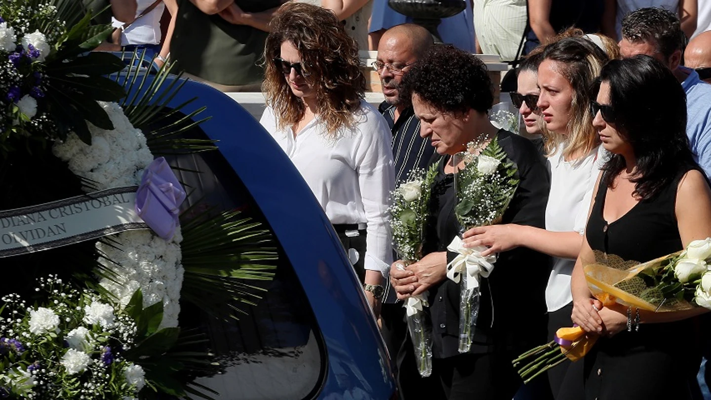 Vecinos de Pilas despiden a tres de los asesinados en incendio de Francia Vecinos de Pilas despiden a tres de los asesinados en incendio de Francia