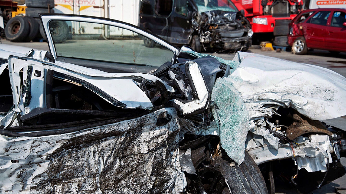 Vista de los dos veh&iacute;culos implicados en un accidente de tr&aacute;fico 