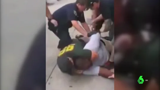 Cuatro años sin justicia para Eric Garner: el policía que asesinó al joven negro sigue trabajando en el cuerpo y le han subido el sueldo Cuatro años sin justicia para Eric Garner: el policía que asesinó al joven negro sigue trabajando en el cuerpo y le han subido el sueldo